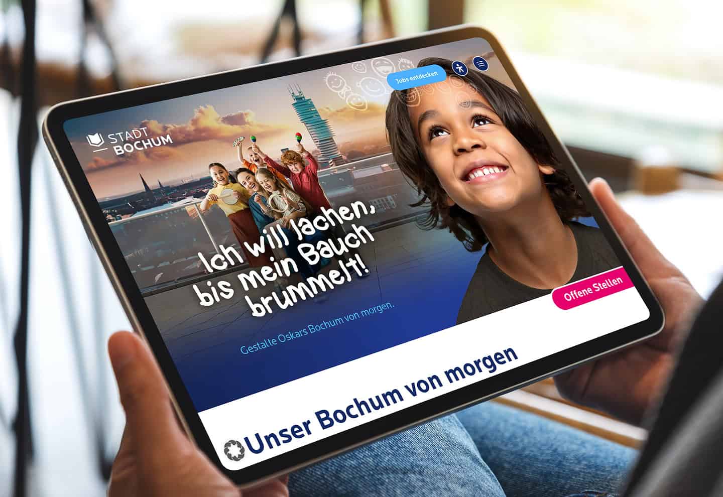 Karrierewebsite der Stadt Bochum auf einem Tablet mit Kampagnenmotiv und dem Slogan „Ich will lachen, bis mein Bauch brummelt!“.