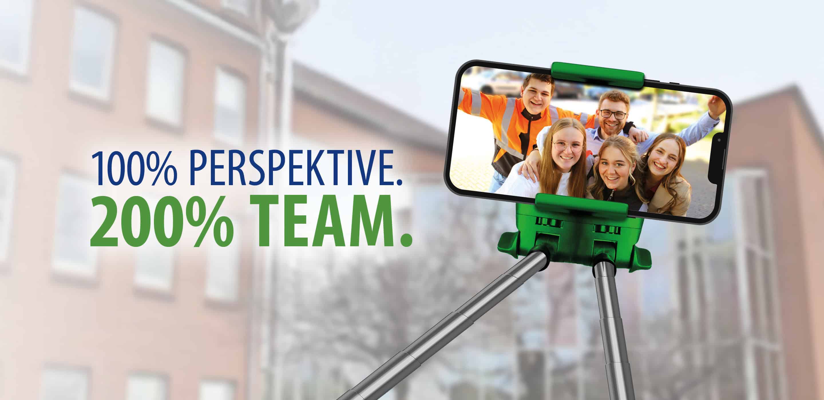 Teamfoto auf einem Smartphone mit dem Motiv „100 % Perspektive. 200 % Team.“.