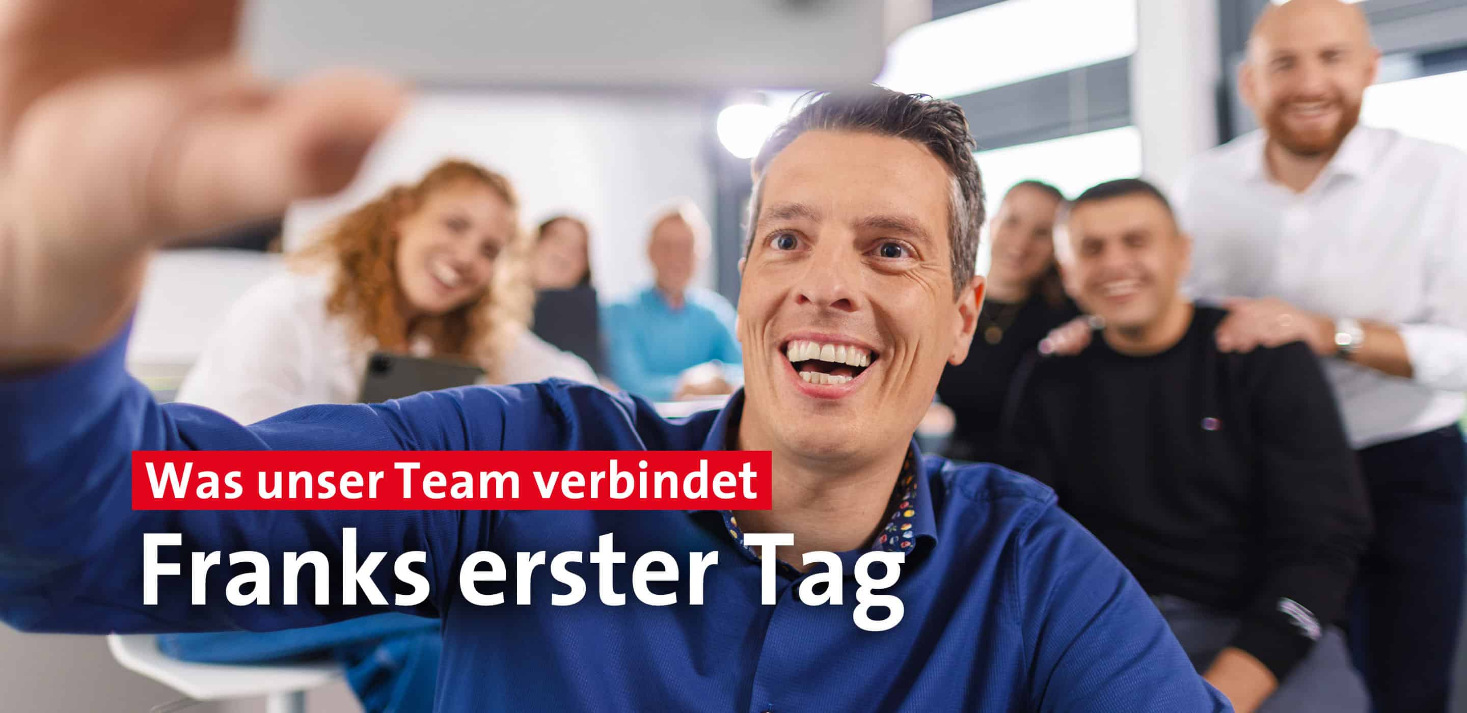 Mitarbeiter des Kreises Warendorf macht mit seinem Team ein gemeinsames Foto, Motiv „Franks erster Tag“.