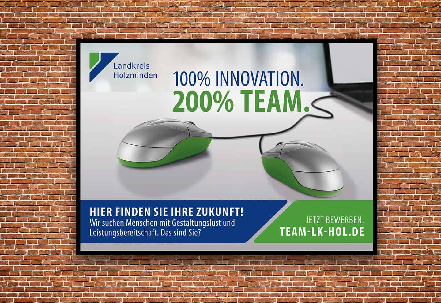 Großflächenplakat des Landkreises Holzminden zur Arbeitgeberkampagne mit dem Motiv „100 % Innovation. 200 % Team.“.
