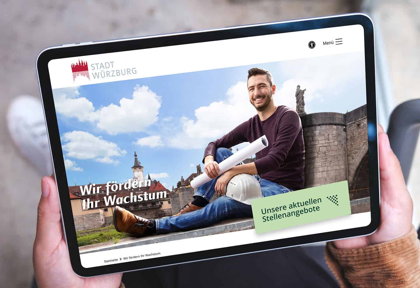 Tablet mit der Karrierewebsite der Stadt Würzburg und dem Motiv „Wir fördern Ihr Wachstum“.